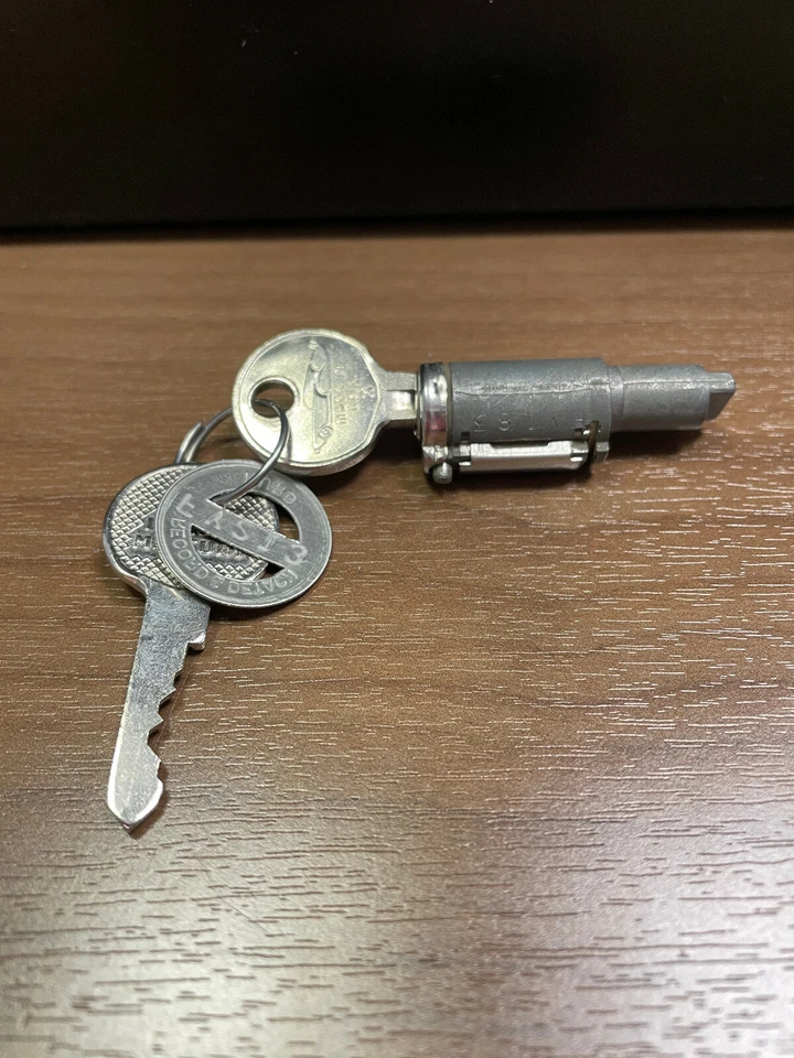 Cilindro de bloqueo de cubierta trasera Lincoln & Lincoln Cosmo 1950 y 1951 Hurd #33-949, nuevo de fábrica OEM Foto 1 de 4