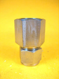 Parker 1/2" FNPT x 1/2" T Female Connector - Picture 1 of 6