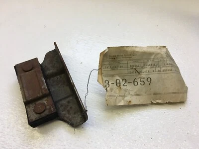 Soporte de suspensión de tubo de escape Oldsmobile Toronado GM NOS 1971-74 409581 Foto 1 de 4