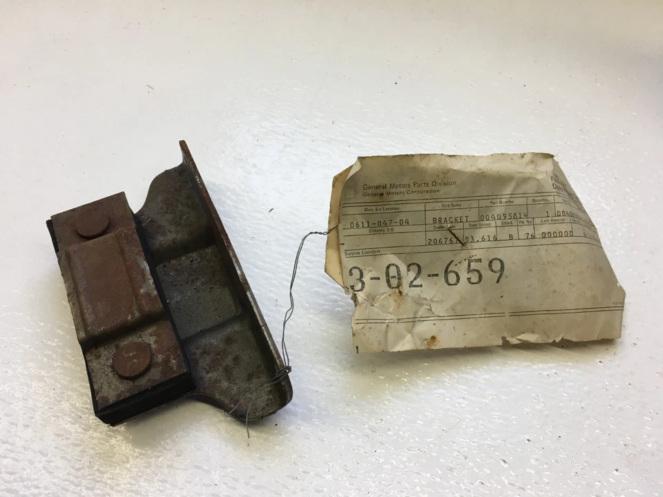 Soporte de suspensión de tubo de escape Oldsmobile Toronado GM NOS 1971-74 409581 Foto 1 de 4