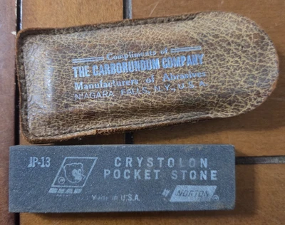 Piedra de afilar de bolsillo vintage Norton Bear Crystolon JP13 sin usar con estuche de cuero Foto 1 de 3