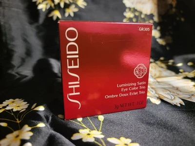 Trío de colores de ojos satinados iluminadores Shiseido, GR 305, GLO. 10525, 0,1 oz. Foto 1 de 4
