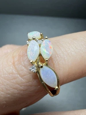 Anillo de vestir de diamantes y ópalo de oro de 14 quilates Foto 1 de 4