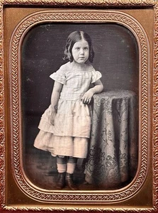 1/4 PLATE DAGUERREOTYPE - STUNNING CHILD CAPTURED FULL LENGTH IN A FULL CASE - Picture 1 of 4