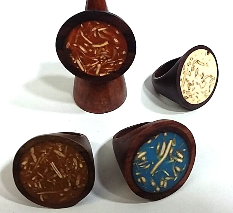 Schöne natürliche Ringe mit Intarsien aus Holz von Contro-Corrente Ring 75 - Bild 1 von 1