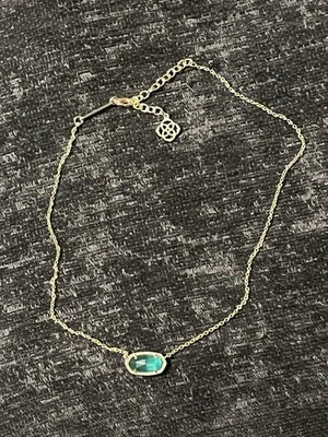 Collar Kendra Scott Elisa Tono Dorado Piedra Natal Mayo/Esmeralda Ojo de Gato Foto 1 de 4