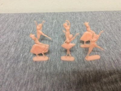 Lote de adornos para pasteles/cupcakes vintage de plástico duro rosa de los años 50 para bailarines de ballet Foto 1 de 4