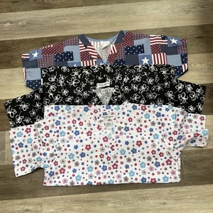 Lot 3 Scrub Tops Women’s Sz Small Natural Uniforms Floral Patriotic in VGC - Picture 1 of 14