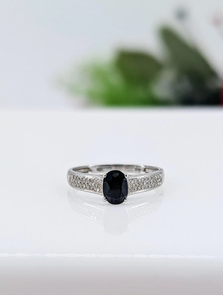 Bague en or blanc centrée d'un saphir bleu foncé dans une pavage de petits diam - Imagen 1 de 4