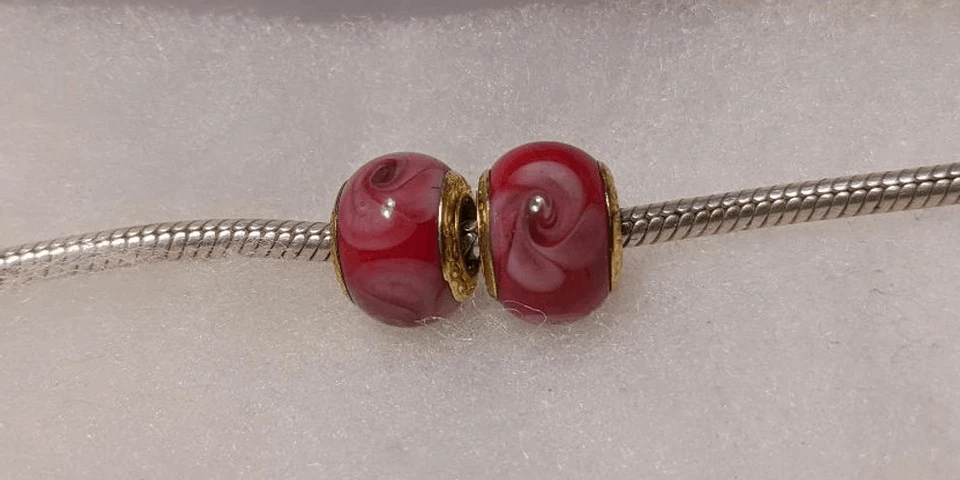 Juego de 2 NUEVO Pandora Rojo con Rosas Rosas Cuentas de Cristal de Murano (NÚCLEO DORADO) Foto 1 de 2