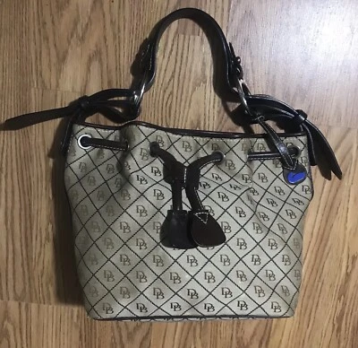 Bolso Cubo Dooney & Bourke Y2K Cuero Cordón Grande Beige con Dije Foto 1 de 4