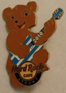 HARD ROCK CAFE ATHENS BANDIERA ROCKER ORSO CON CHITARRA SERIE MONDIALE 2009 SPILLA - Foto 1 di 2