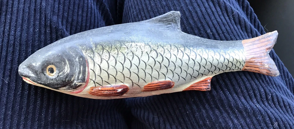 Contenedor de caramelos de papel maché de Dresde figura pez trucha ojos de vidrio adorno RARO Foto 1 de 4