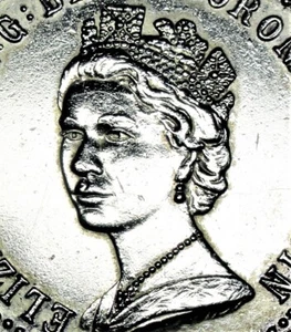 Großbritannien, 1953 Krönungs-Münze Elizabeth II. als Anhänger mit Fassung vz/xf - Bild 1 von 7
