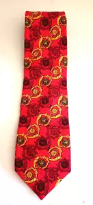 Cravatta in seta GIANNI VERSACE Made in Italy barocco oro rosso 58" lunga etichetta Macy's - Foto 1 di 6
