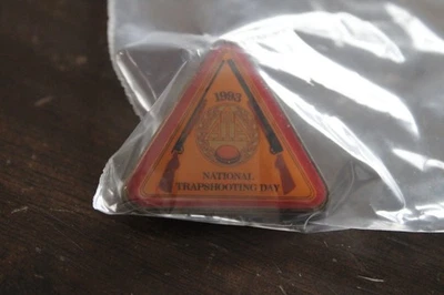 ATA 1993 DÍA NACIONAL DE TIRO CON TRAMPAS SOLAPA PIN O CORBATA PARA EL CUELLO NUEVO EN PAQUETE DE PLÁSTICO Foto 1 de 3