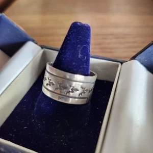Vintage Navajo Sterlingsilber Bandring von RE mit Gravur Blatt Design Größe 9. - Bild 1 von 6
