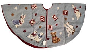 Katha Diddel handgefertigter Weihnachtsbaumrock mit Nadelspitze, groß 52" rund | LTD - Bild 1 von 4