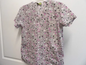 Blusa Médica de Pro Active, talla mediana, gris con flores. - Imagen 1 de 4