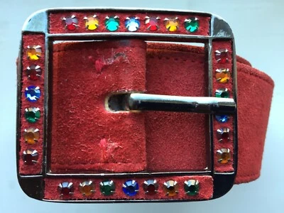 Cinturón de gamuza rojo Yves St. Laurent con hebilla de joyas 1 + 3/4 pulgadas muy buen estado. Foto 1 de 4