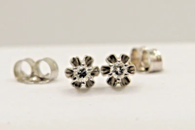 DELICADO PAR DE ARETES DAMAS ORO BLANCO 14K con 2 diamantes RBC (.04ct)* Foto 1 de 4