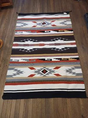 Alfombra acrílica tejida a mano diseño suroeste; 20"X40" Foto 1 de 2