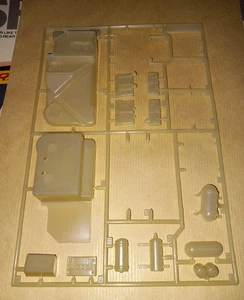 TAMIYA 1/12 PORSCHE 934 RSR PARTS PIECES SUR GRAPPE " J " RESERVOIR BATTERIE etc - Imagen 1 de 2