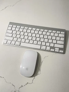 Klawiatura bezprzewodowa Apple A1314 MC184LL/A i mysz Bluetooth Magic Mouse A1296 MB829LL/A - Zdjęcie 1 z 7