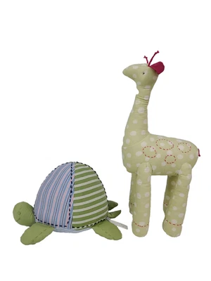 Juguetes de peluche cosidos de tela para tortugas y jirafas Pottery Barn para niños pasteles Foto 1 de 4