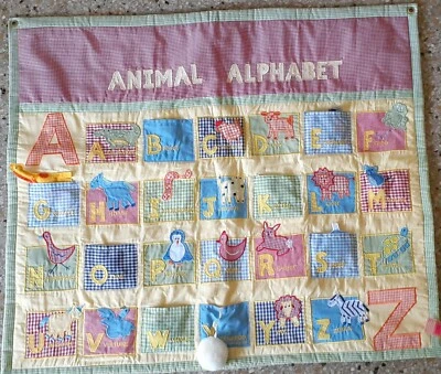 Стеганый настенный декор для детской комнаты с алфавитом животных имбирь Pottery Barn Kids 35x29 дюймов - Изображение 1 из 4