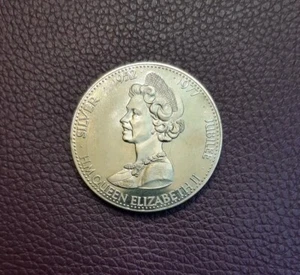 1952-1977 Queen Elizabeth II Silver Jubilee Commemorative Crown Coin. Souvenir - Picture 1 of 4