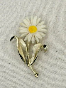 Vintage Sarah Coventry Daisy Flower Gold Tone Stem And Leaves Brooch Pin - Picture 1 of 17