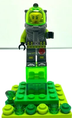 LEGO Atlantis Diver Minifigura Verde Lima y Gris Oscuro Casco de Buceo Sin Aletas Foto 1 de 4