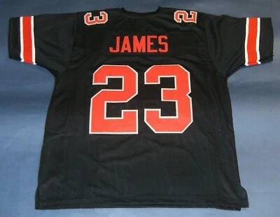 CAMISETA NEGRA ESTILO UNIVERSITARIO PERSONALIZADA LEBRON JAMES Foto 1 de 2