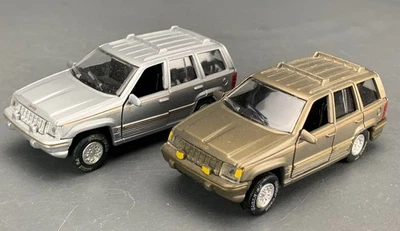 2 件 批量 Maisto 1993 吉普大切诺基,银色,金色 D1390 — 第 1/4 张图片