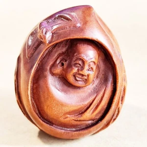 Q4759 - Estatuilla Netsuke de boj tallada a mano de 2" talla: Buda en melocotón - Imagen 1 de 5