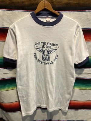 Camisa Timbre Vintage Años 80 Royal Nowegian Air Force 330 SQDN Vikings 19x25 Pequeña Foto 1 de 4