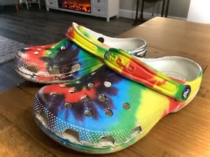 MENS SZ 5 WOMENS SZ 7 RAINBOW WHITE TIE DYE CLASSIC CROCS CLOGS - Picture 1 of 17