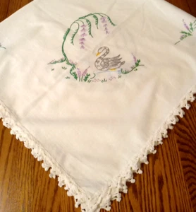 Mantel de algodón blanco vintage bordado a mano cisnes borde ganchillo núcleo de abuela - Imagen 1 de 8