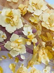Gelbgold Orquidia 3D Blumenstickerei mit Perlen auf Netzspitze Meterware - Bild 1 von 4
