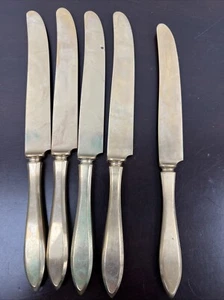 Vtg Lot Gold Tone Dinner Knives (4) 9” Long (1) 8.5” Solid Piece Design - Picture 1 of 14