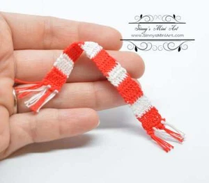 Bufanda de Navidad en miniatura tejida a mano para casa de muñecas 1:12 BD D071 - Imagen 1 de 2