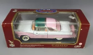 Nuovo con scatola Road Legends 1955 Ford Fairlane Crown Victoria modello pressofuso 1:18 rosa - Foto 1 di 3