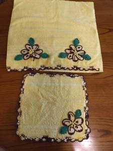 Vintage Yellow Bath Towel Washcloth Flower Sculpted Crocheted Edge - Picture 1 of 5