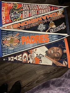 Lotto 4 gagliardetti baseball - Padres Tony Gwen, 2 World Series 1998, 60° anniversario - Foto 1 di 5