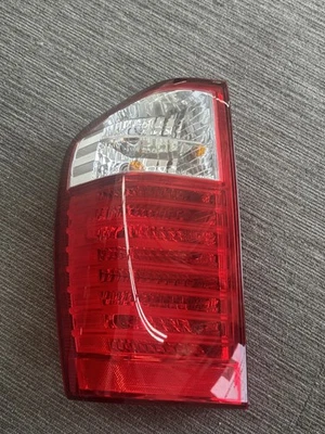 Luz trasera halógena para Kia Sedona EX/LX 2006-2009 izquierda transparente/roja con bombillas CAPA Foto 1 de 2
