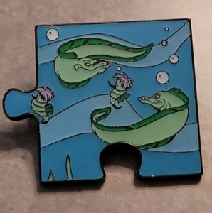 Spilla puzzle Loungefly Disney La Sirenetta scena subacquea - anguille - Foto 1 di 3
