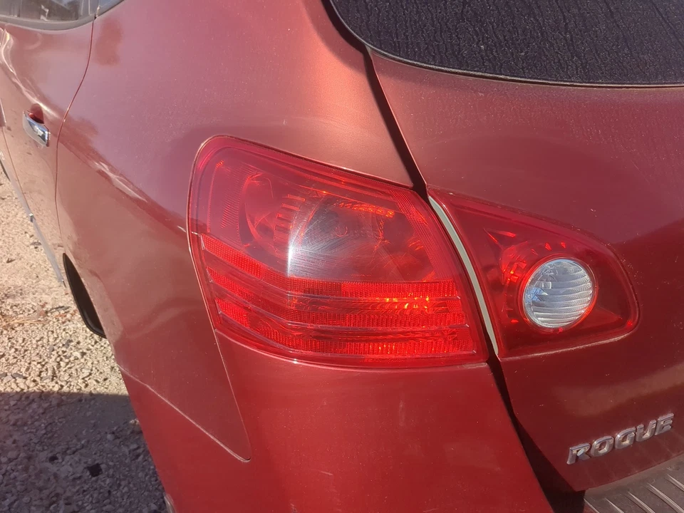 Luz trasera lateral izquierda para conductor Nissan Rogue 2008-2015 OEM AV8KK Foto 1 de 1