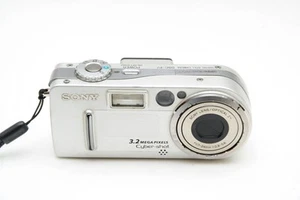 Sony Cyber-shot DSC-P7 - Fotocamera digitale 3,2 megapixel con sensore CCD - argento. Con scatola - Foto 1 di 6