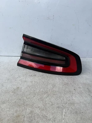 Dodge Charger 2015-2023 luz trasera lado derecho pasajero fabricante de equipos originales usado Foto 1 de 4